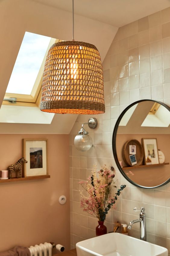 Lampes et luminaires pour éclairer la salle de bains - Côté Maison