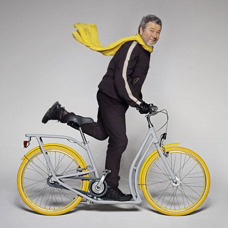 Philippe Starck avec un velo jaune